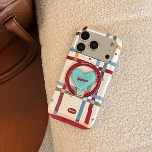 Λεπτομερής προβολή καλλιτεχνικής θήκης iPhone με ενσωματωμένη βάση δακτυλίου καρδιάς.