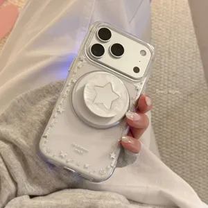Detail van transparant iPhone-hoesje met zilveren sterren en parelmoeren standaard