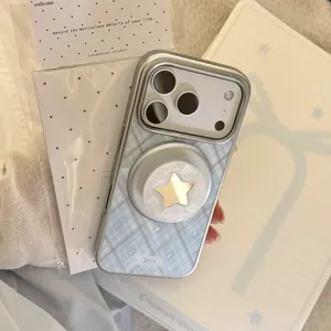 Gros plan d'une coque iPhone à carreaux bleus avec un support en forme d'étoile dorée.