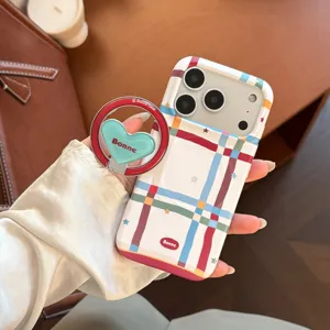 Λεπτομέρεια πολύχρωμης καρό θήκης iPhone με ασορτί λαβή στήριξης σε σχήμα καρδιάς μέντας