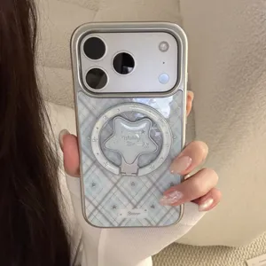 Vue détaillée d'une coque iPhone à carreaux bleu clair avec support bague étoile.