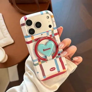 Λεπτομέρεια θήκης iPhone με πολύχρωμες γραμμές και βάση δαχτυλιδιού σε σχήμα καρδιάς