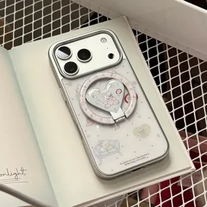 Détail d'une coque iPhone argentée avec support magnétique en cœur et motif de chien.