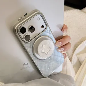 Détail du support en perle étoilée sur une coque iPhone magnétique à carreaux bleu clair