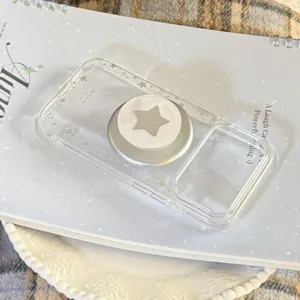 Detailopname van een transparant hoesje met zilveren sterren en parelmoeren houder