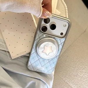 Vue détaillée d'une coque iPhone à carreaux bleu clair avec support magnétique étoile