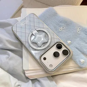 Gros plan d'une coque iPhone bleue à carreaux avec support de bague en forme d'étoile.