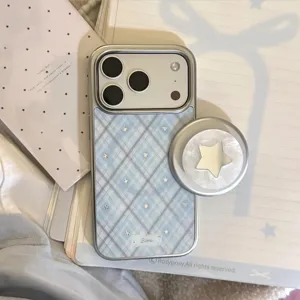 Vue détaillée de la coque iPhone à carreaux bleus avec support magnétique en forme d'étoile