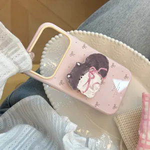Dettaglio della cover per iPhone rosa con grazioso supporto per gatti 3D