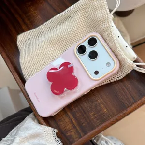 Vue détaillée de la coque rose avec support géométrique en trèfle rouge