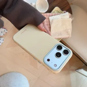 Gros plan d'une coque iPhone jaune crème minimaliste avec cadre de protection souple