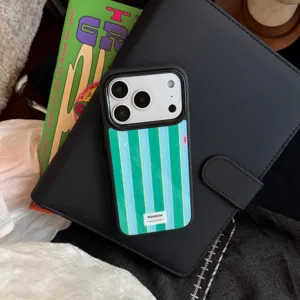 Vue détaillée de la coque de téléphone rayée rétro sur fond en cuir noir.