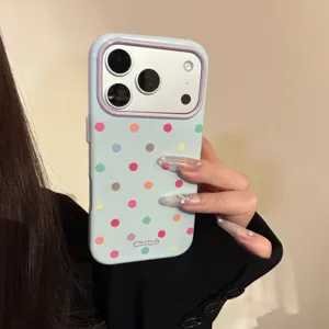 Primo piano di una mano con cover per iPhone azzurra decorata con vivaci pois multicolori
