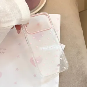 Detail van transparante hoes met hartjespatroon en roze camerabeschermer voor iPhone