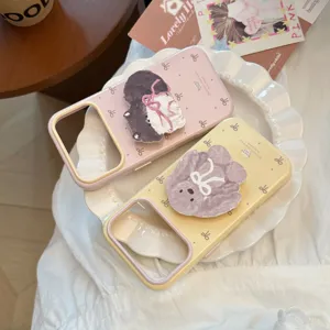 Dettaglio delle cover rosa e gialle con simpatici supporti per animali in peluche