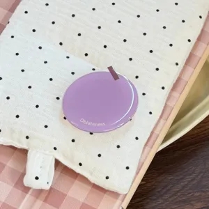 Detail van een paarse geometrische uitschuifbare telefoonhouder voor hoesjes