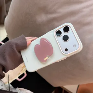 Détail d'une coque iPhone blanche avec support poignée cœur irrégulier mauve.