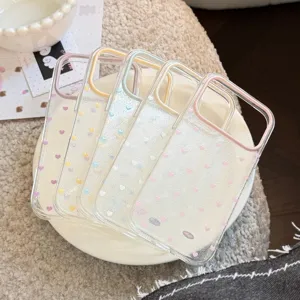Detailweergave van transparante iPhone-hoesjes met delicate hartpatronen in pastel