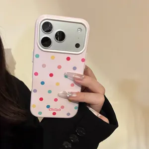 Primo piano di una custodia per iPhone rosa con pois colorati macaron tenuta in mano.