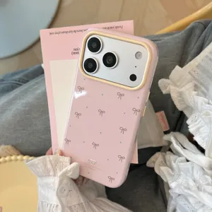 Vista dettagliata della cover iPhone rosa con motivo a fiocco e cornice fotocamera gialla