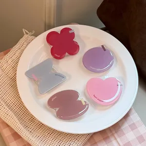 Detailweergave van kleurrijke minimalistische geometrische epoxy telefoongrips op bord
