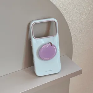 Détail d'une coque iPhone bleu clair avec support géométrique irrégulier violet.