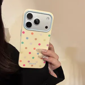Custodia per iPhone a pois colorati dopamina in colori macaron, dettaglio scatto a mano.