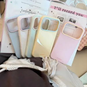 Cinq coques iPhone minimalistes aux tons pastel avec bordures contrastées