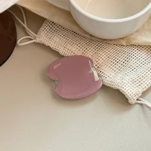 Detailopname van een onregelmatige mauve geometrische telefoongreep met glanzende epoxy