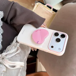 Détail d'une coque pour iPhone blanche avec un support en forme de cœur rose élégant
