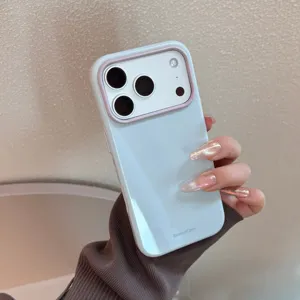Vue détaillée d'une coque iPhone bleu clair brillante avec un rebord de caméra lavande.