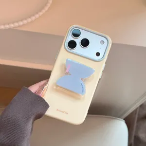 Vue détaillée d'une coque iPhone crème avec un support de préhension géométrique