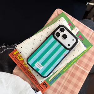 Gros plan détaillé d'une coque iPhone vintage avec des rayures vertes et bleues