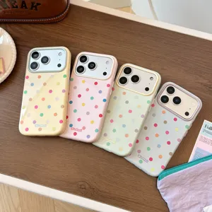 Custodie iPhone a pois color pastello su sfondo in legno elegante