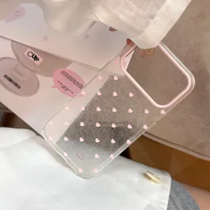 Detail van transparant telefoonhoesje met roze hartjespatroon en fijn kantontwerp