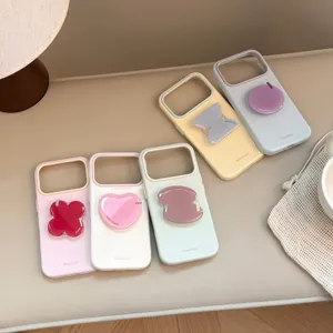 Coques de téléphone colorées avec supports géométriques en forme de cœur et de trèfle.