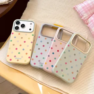 Dettaglio ravvicinato di cover morbide per iPhone con pois colorati in stile macaron