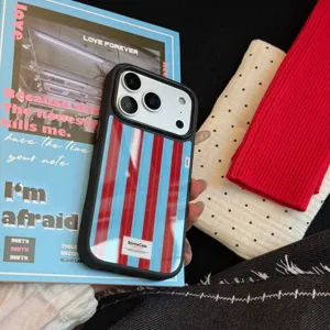 Détail de la coque iPhone rétro avec rayures rouges et bleues pour une protection stylée.