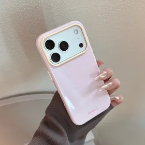 Coque iPhone rose brillant avec un cadre de caméra crème et le logo de la marque