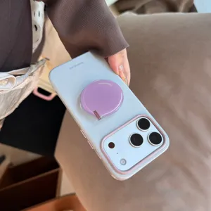 Détail d'une coque bleu clair avec un support géométrique violet irrégulier.