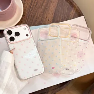 Close-up van transparante iPhone-hoesjes met kleurrijke hartpatronen en glitterafwerking.