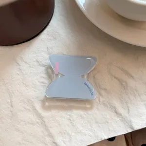 Detail van de lichtblauwe onregelmatige geometrische inklapbare telefoonhouder