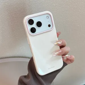 Coque iPhone blanc crème minimaliste avec détail de cadre de caméra rose tenue à la main