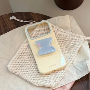 Détail d'une coque iPhone jaune crème avec support géométrique sur sac filet