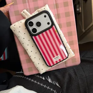 Détail de la coque rigide rétro à rayures roses et rouges pour iPhone, logo BonneCase