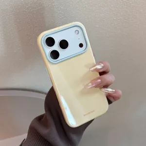 Vue détaillée de la coque iPhone crème avec bordure de caméra bleu clair et brillant