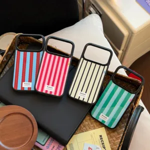 Vue détaillée de quatre coques pour iPhone de style rétro avec des rayures vintage