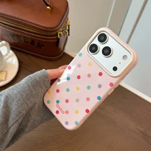 Vista dettagliata di una custodia rosa a pois dopamina con colori macaron vivaci