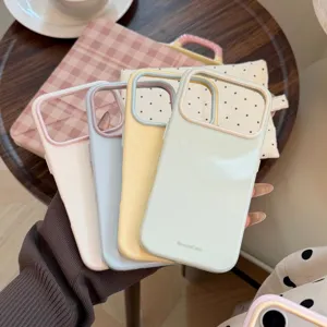 Détail de coques iPhone aux couleurs pastel avec un cadre de caméra contrasté.