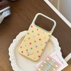Primo piano della custodia dopamine a pois colorati su un piatto decorativo bianco